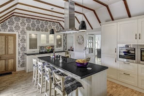 大型冰箱、微波爐、烤箱、爐台