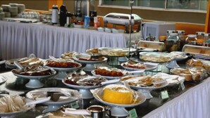 A buffet with various dishes displayed in metal serving dishes. - Hotel Pousada dos Ventos (Parnaíba)