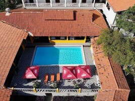 Una piscina al aire libre