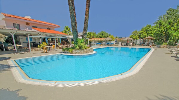 Seasonal outdoor pool, pool umbrellas, sun loungers - Chaplins Studios (Rhodes)