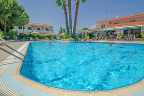Piscina externa sazonal, guarda-sóis, espreguiçadeiras