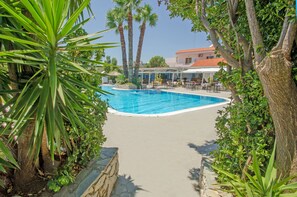 Piscina externa sazonal, guarda-sóis, espreguiçadeiras