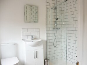 Apartment, Private Bathroom (3 Bedrooms) | Bathroom