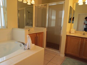 Combined shower/bathtub - Pool Homes Davenport Area by SVV (Davenport)