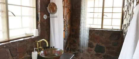 Classic Cottage, River View | Bathroom | Shower, free toiletries, hair dryer, towels