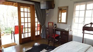 Casa de campo clásica, vistas al río | Ropa de cama de alta calidad, escritorio, wifi gratis