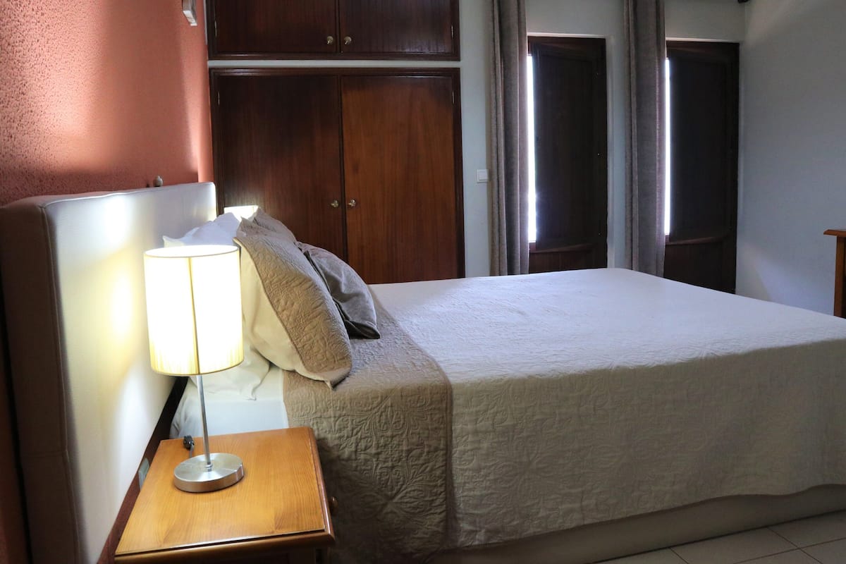 Bureau, rideaux occultants, Wi-Fi gratuit, draps fournis
