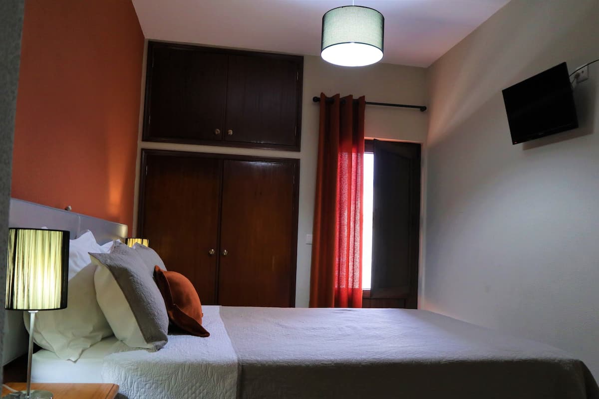 Bureau, rideaux occultants, Wi-Fi gratuit, draps fournis