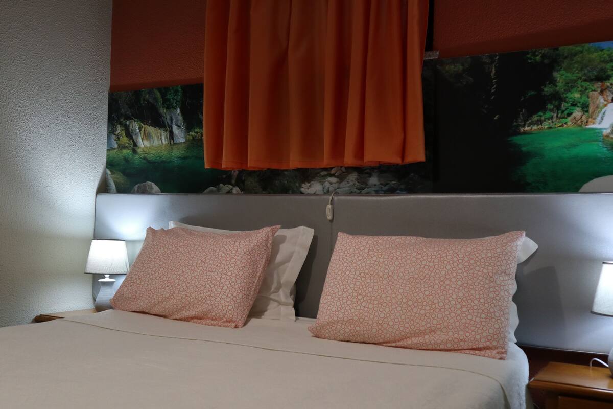 Bureau, rideaux occultants, Wi-Fi gratuit, draps fournis
