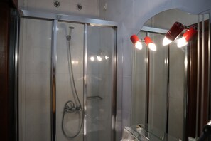 Economy-Doppelzimmer | Badezimmer | Dusche, Haartrockner, Handtücher, Shampoo