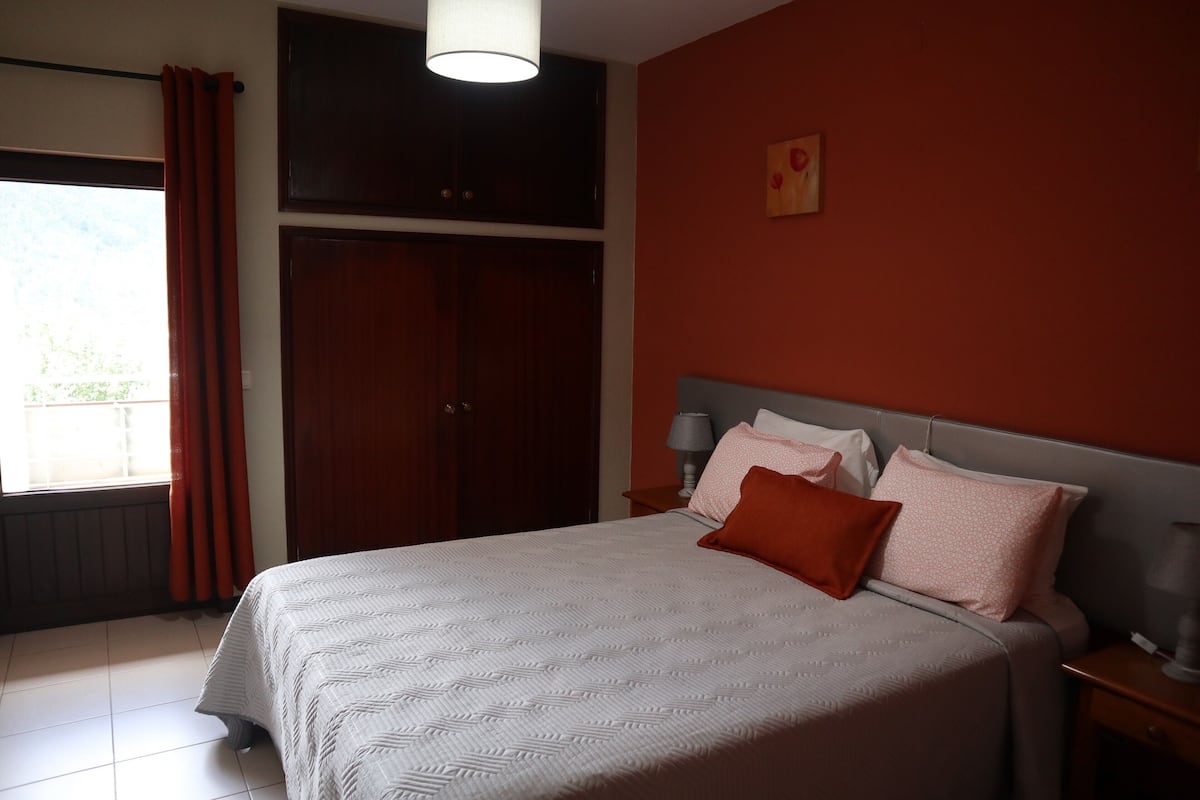 Bureau, rideaux occultants, Wi-Fi gratuit, draps fournis