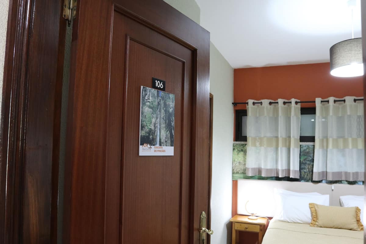 Doppelzimmer (Cascata de Pincaes) | Schreibtisch, Verdunkelungsvorhänge, kostenloses WLAN, Bettwäsche