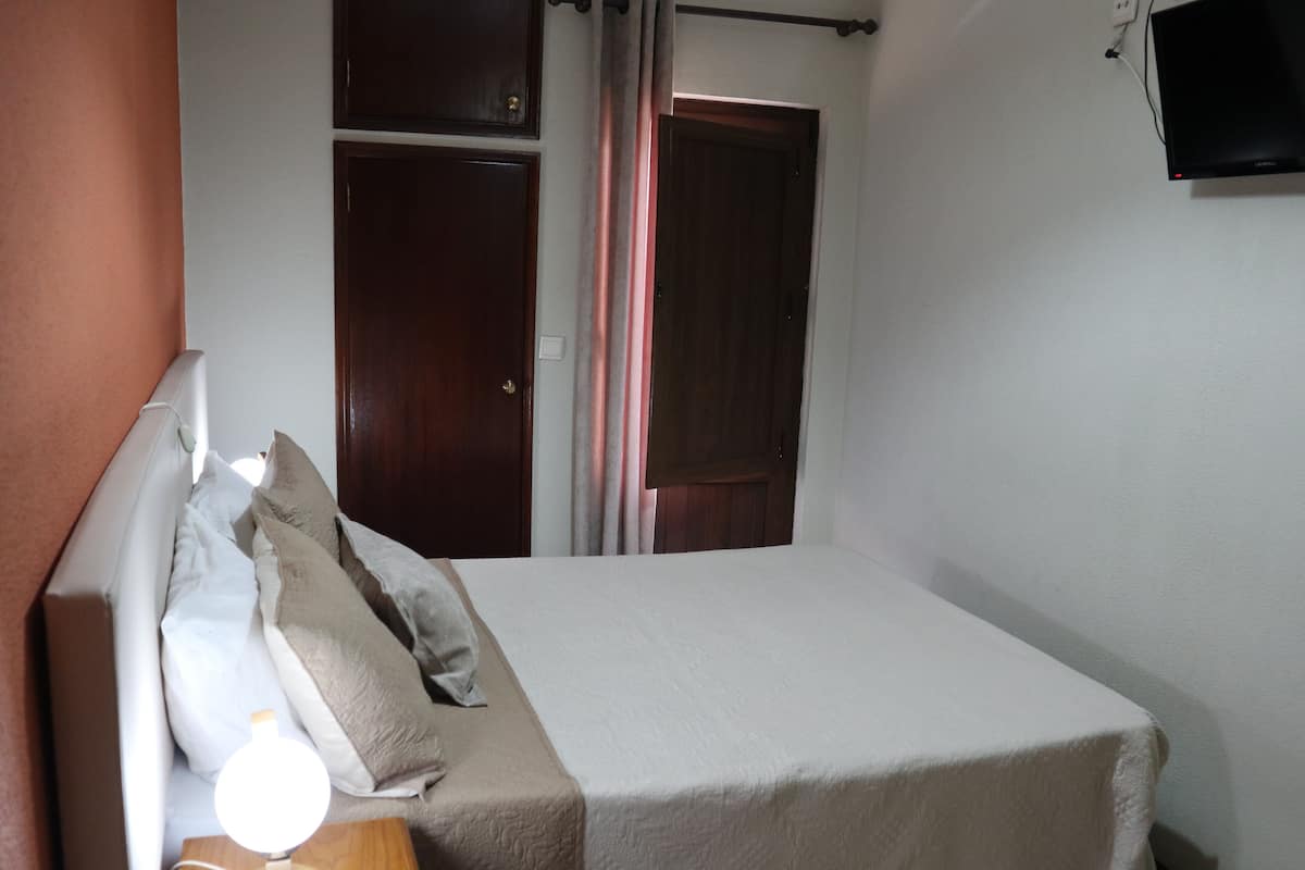 Bureau, rideaux occultants, Wi-Fi gratuit, draps fournis