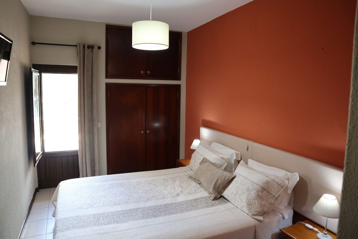 Doppelzimmer (Mata de Albergaria) | Schreibtisch, Verdunkelungsvorhänge, kostenloses WLAN, Bettwäsche