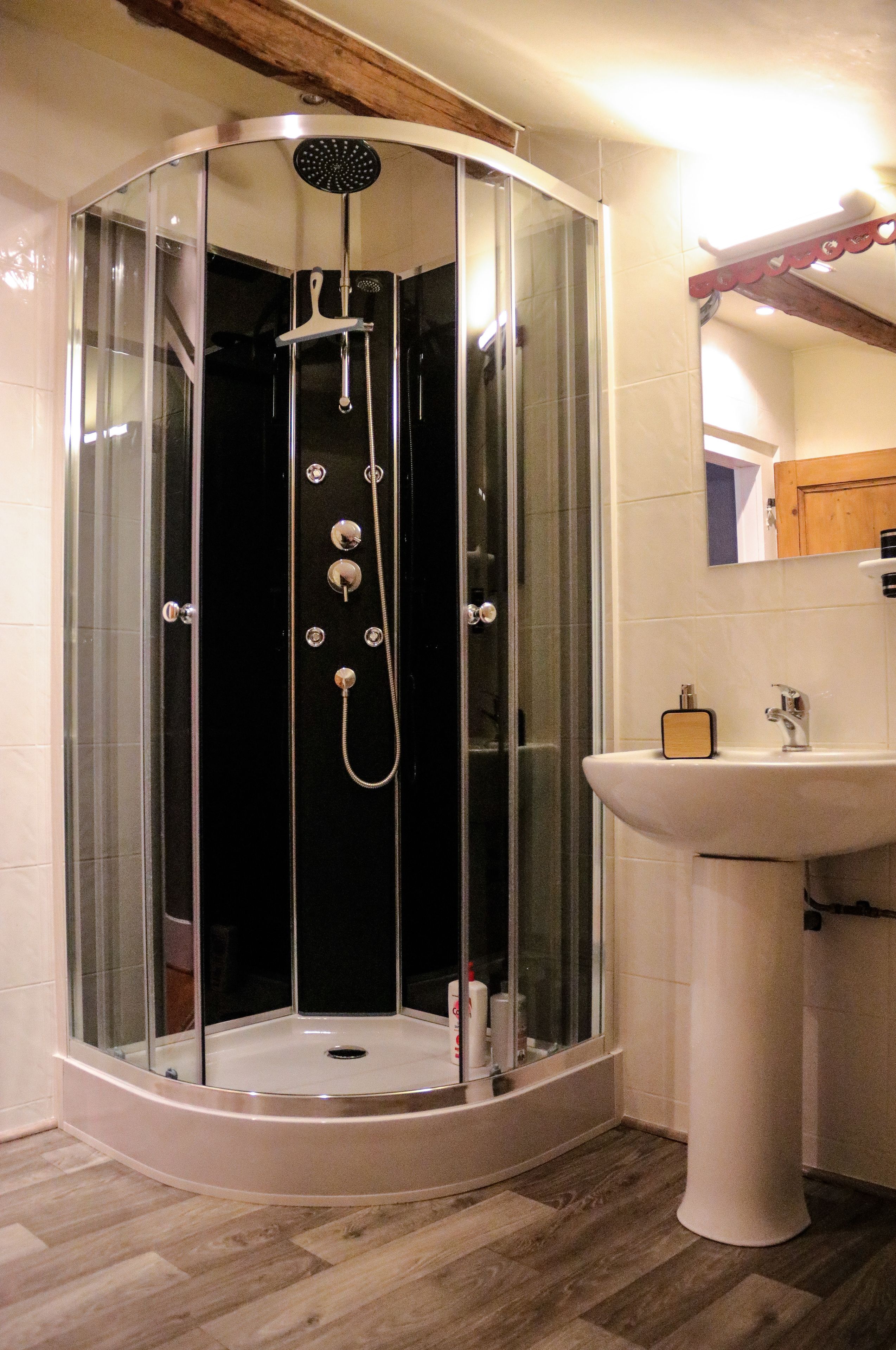 Comfort-Suite, eigenes Bad (Chamois) | Badezimmer | Dusche, kostenlose Toilettenartikel, Haartrockner, Handtücher