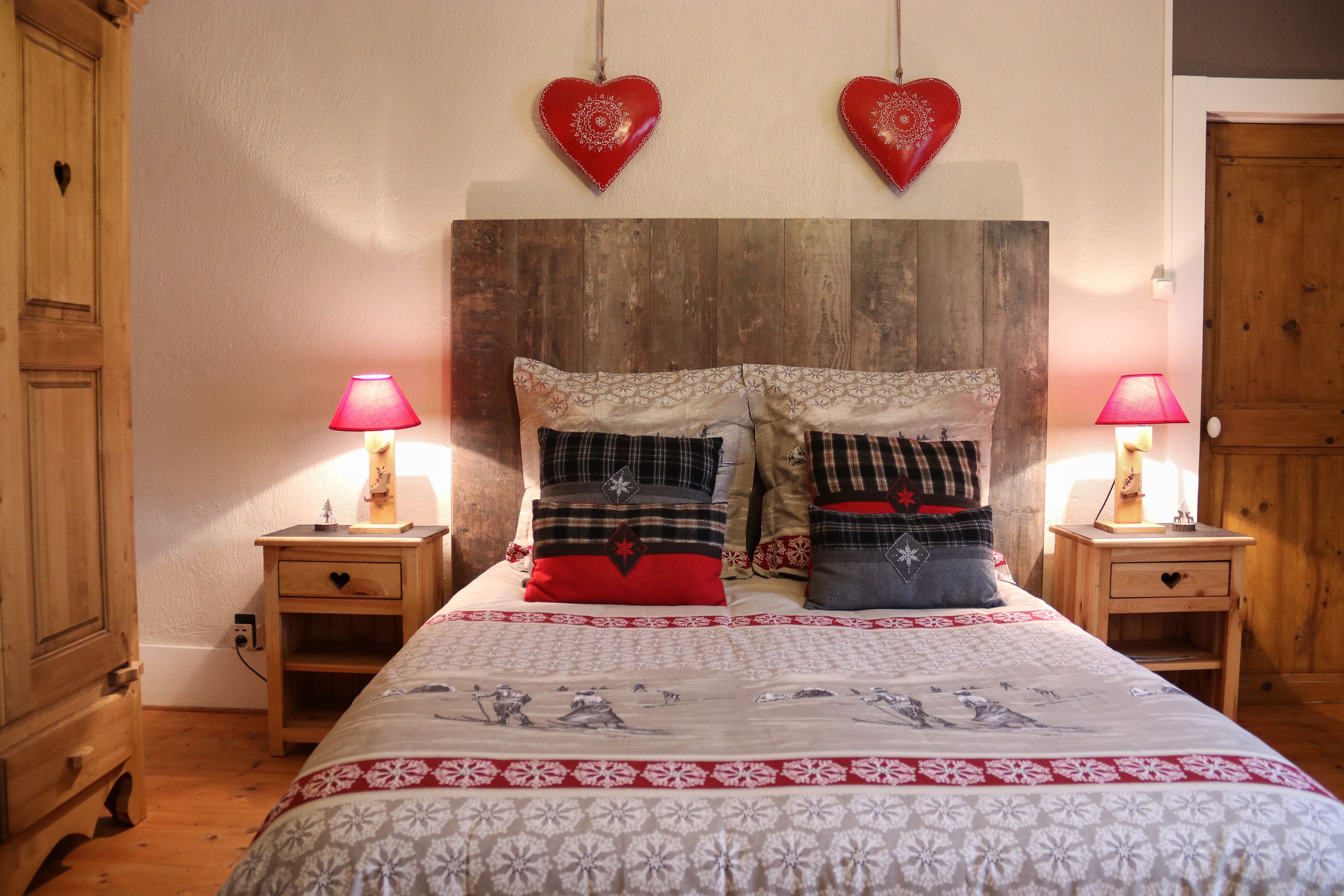 Comfort Suite, Private Bathroom (Chamois) | 1 bedroom, minibar, individually decorated, desk