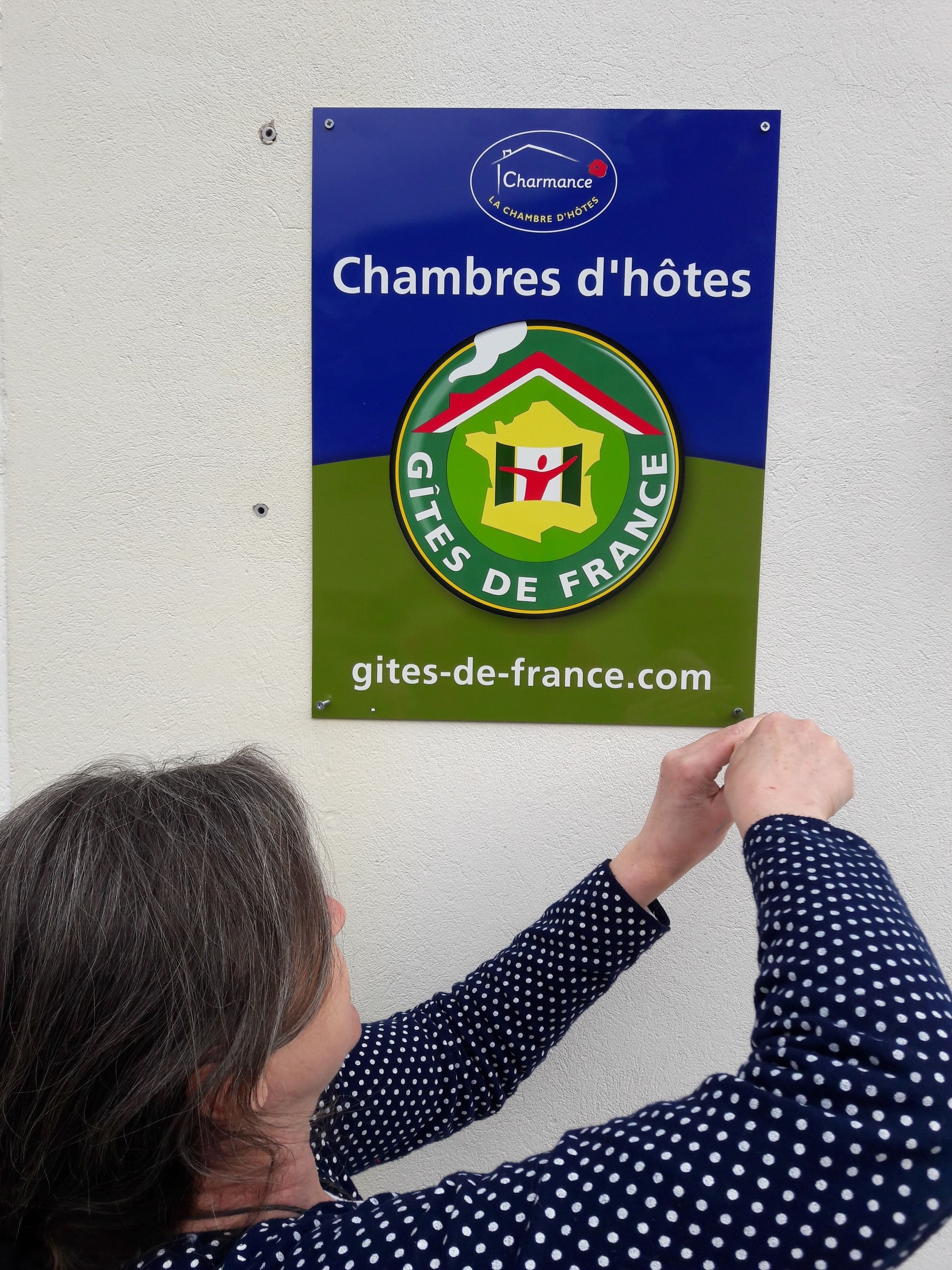 A sign for 'Chambres d'hôtes' with the website 'gites-de-france.com'.