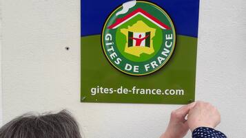 A sign for 'Chambres d'hôtes' with the website 'gites-de-france.com'.