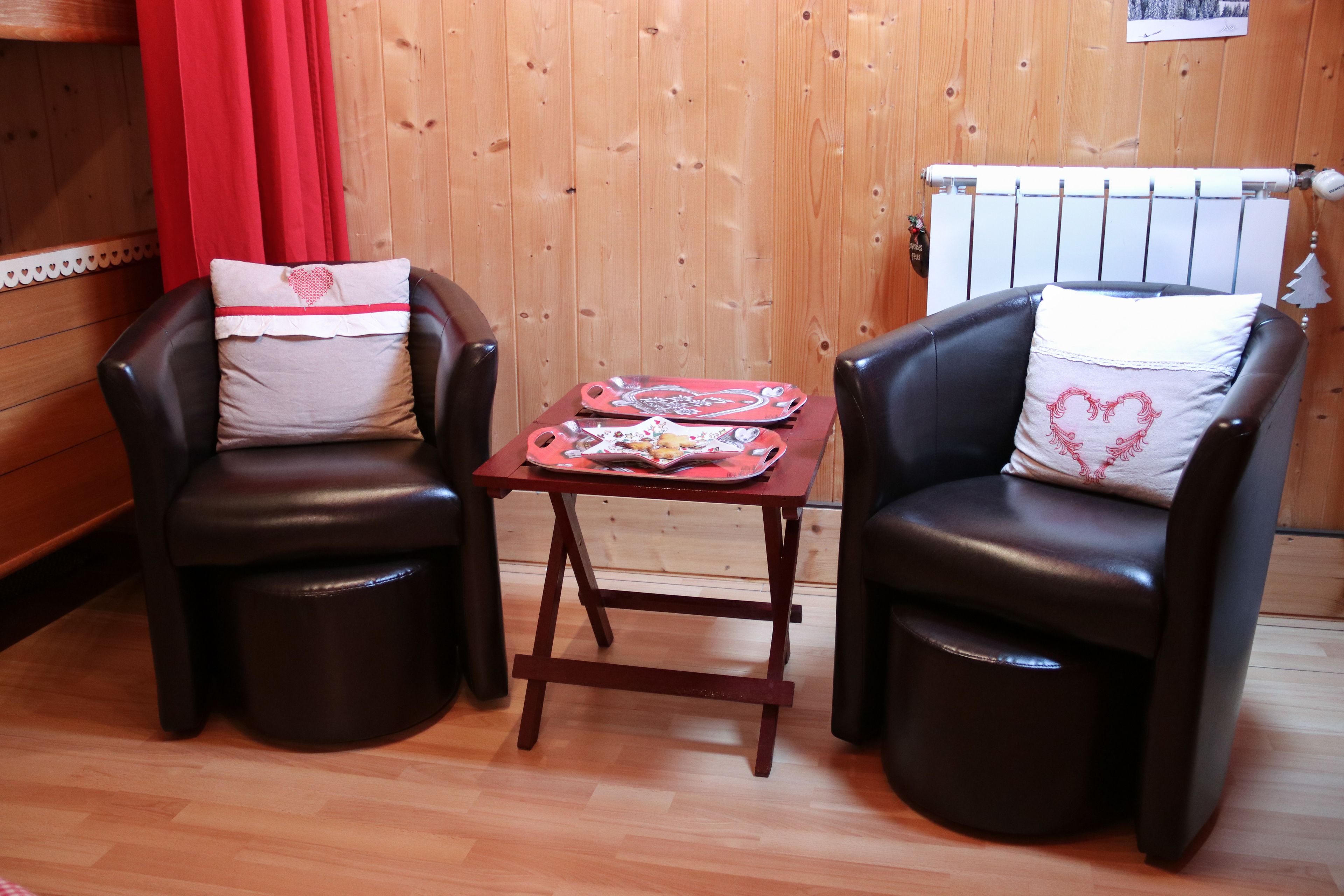 Room, Private Bathroom (Chambre Randonneur) | 1 bedroom, minibar, individually decorated, desk