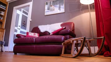 Comfort suite, privébadkamer (Chamois) | Woonruimte | Een flatscreentelevisie