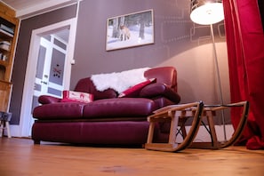 Suite Confort, baño privado (Chamois) | Área de sala de estar | Televisión de pantalla plana 