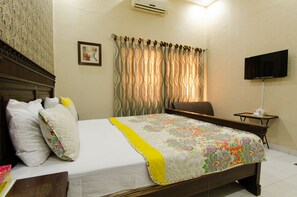 Standard Double Room | Free WiFi - Blue Sky 2 (Karachi)