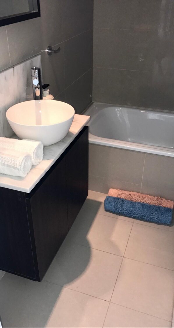  وحدات دش مع أحواض استحمام، حوض استحمام عميق