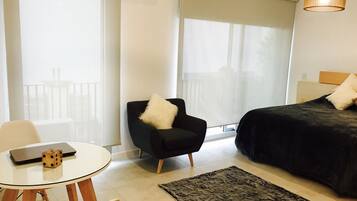 Escritorio, cortinas blackout, sistema de insonorización y wifi gratis