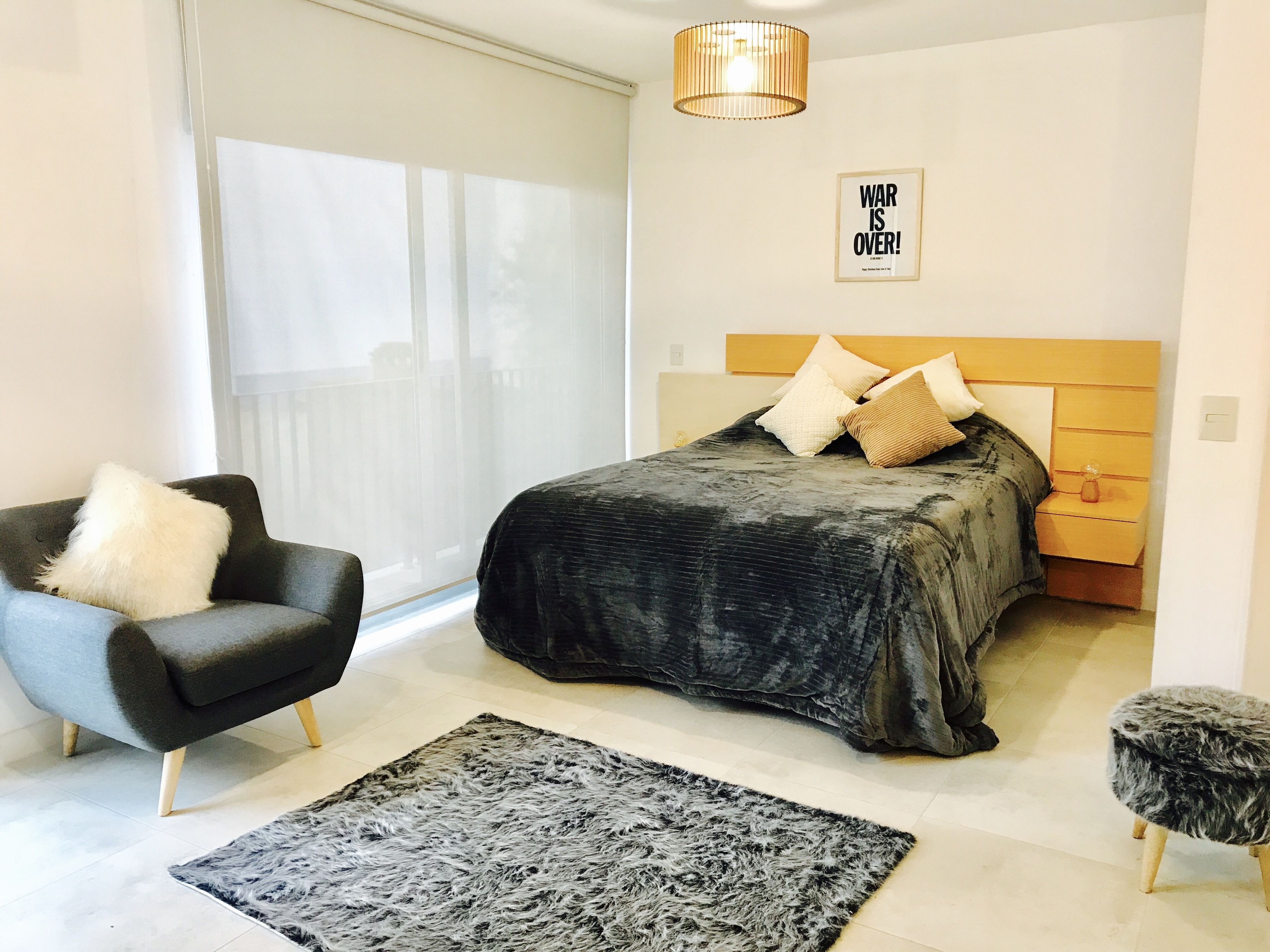 Escritorio, cortinas blackout, sistema de insonorización y wifi gratis 