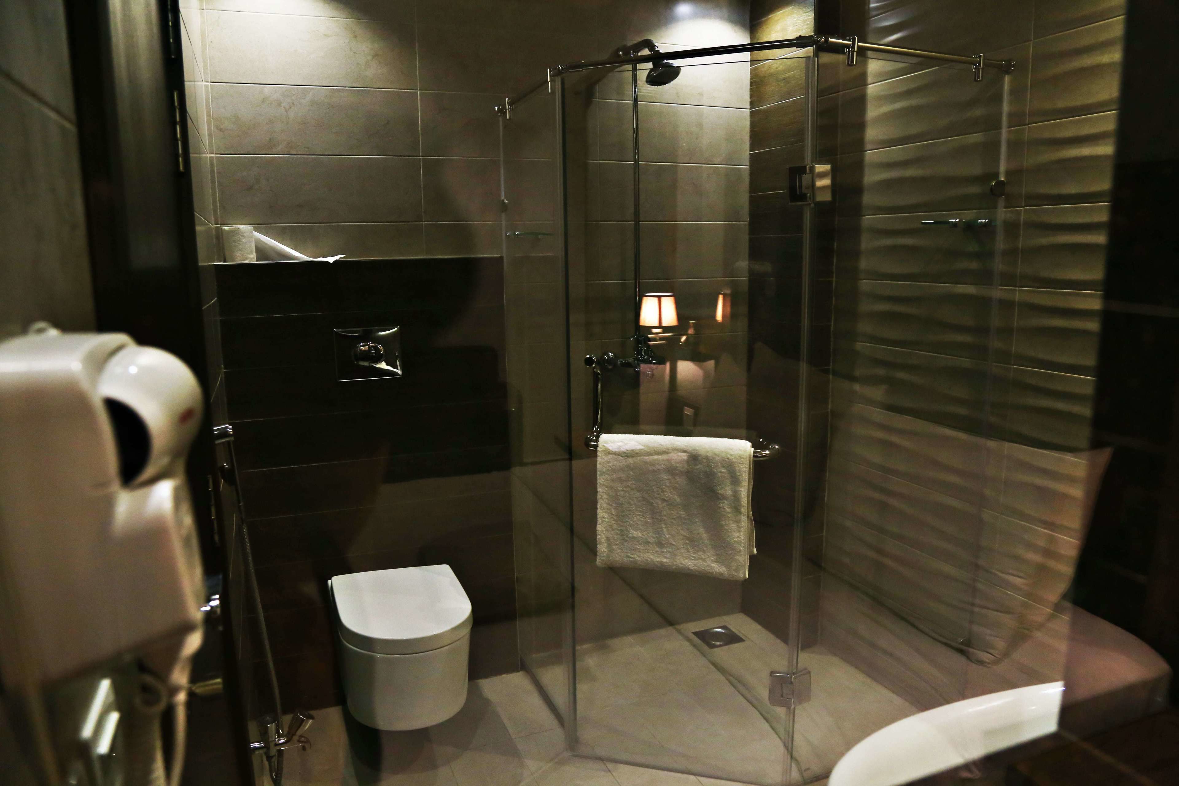 deluxe single room | bathroom | shower, rainfall showerhead, free toiletries, bathrobes