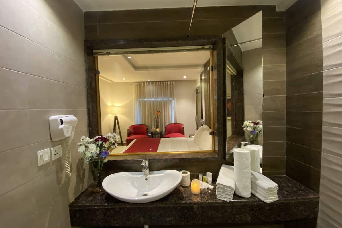 deluxe single room | bathroom | shower, rainfall showerhead, free toiletries, bathrobes