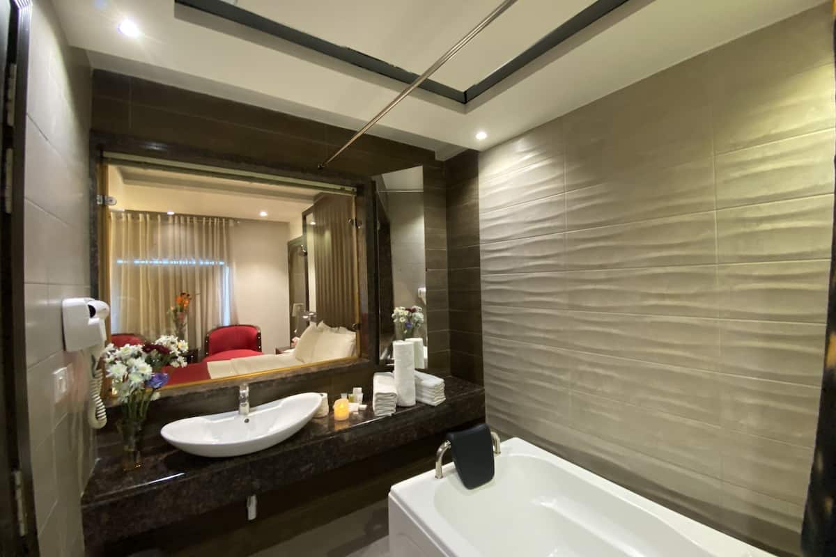 deluxe double room | bathroom | shower, rainfall showerhead, free toiletries, bathrobes