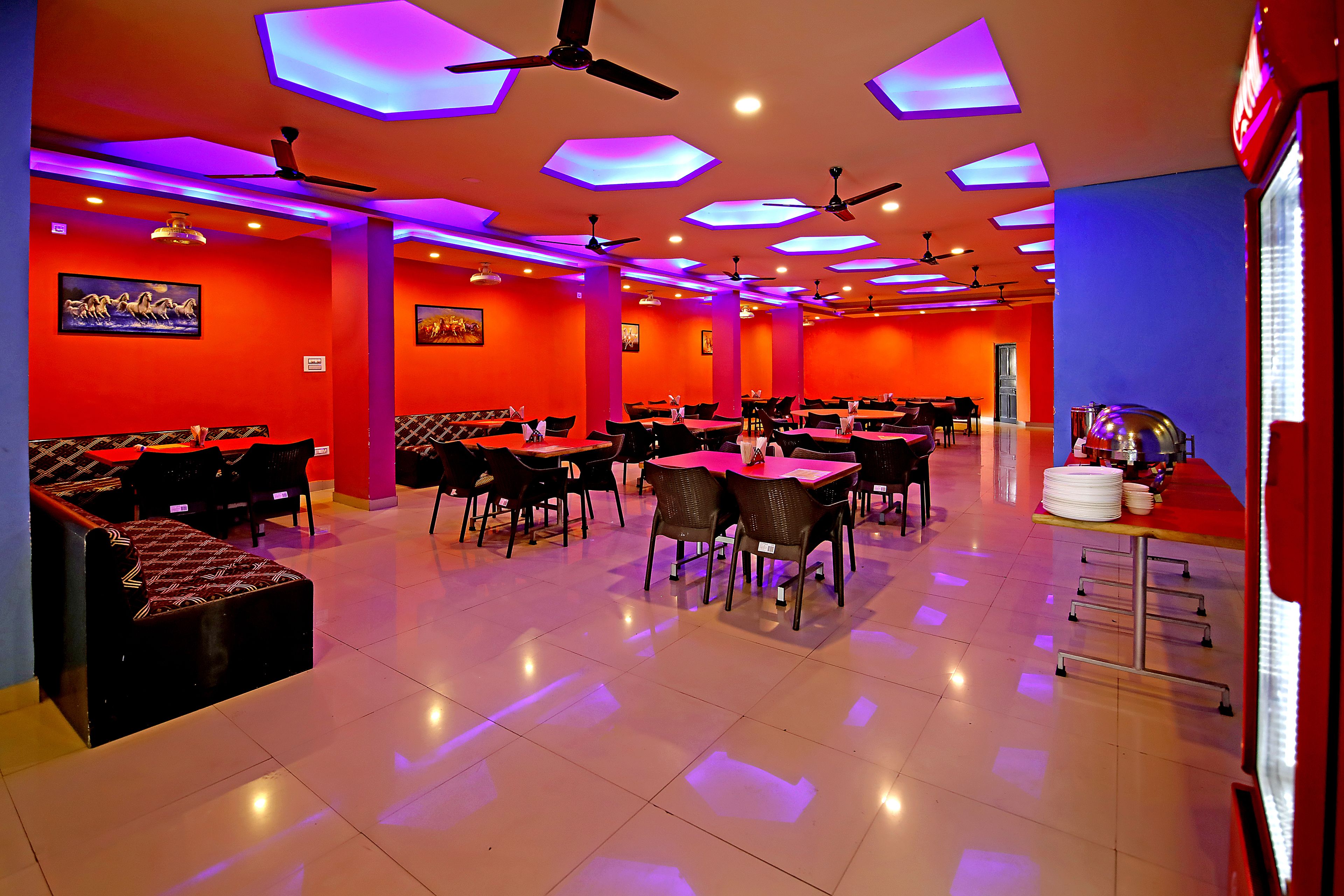 Lunch and dinner served, international cuisine