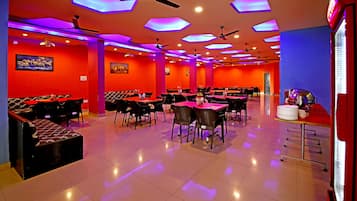 Lunch and dinner served, international cuisine