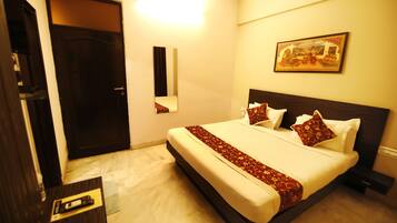 Deluxe Double or Twin Room, 1 Double Bed | 1 bedroom, soundproofing
