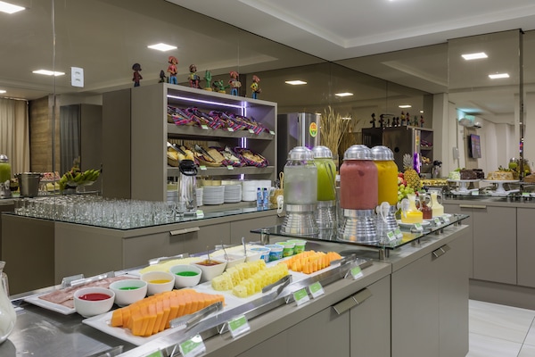 Daily full breakfast (BRL 45 per person)