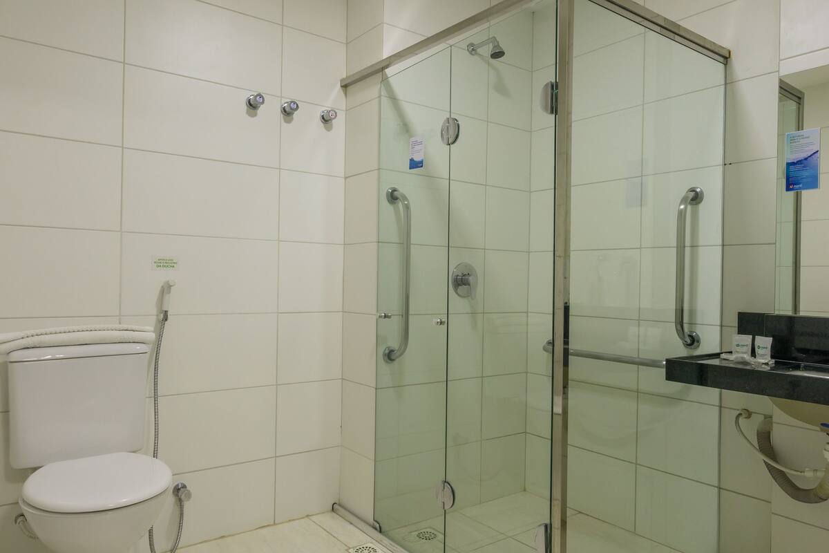 junior room | bathroom | shower, free toiletries, hair dryer, towels