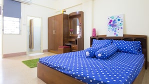 A bedroom with a bed, wardrobe, and a painting on the wall. - Homeplace Residence (Bangkok)