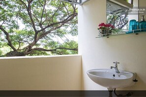 Standard Double Room | Bathroom | Shower, rainfall showerhead, free toiletries, towels - Homeplace Residence (Bangkok)
