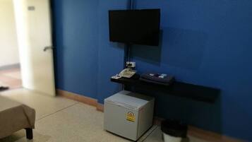 Standard-Doppelzimmer | Wohnzimmer | 35-Zoll-Flachbildfernseher mit Kabelempfang, Fernseher, aktuelle Filme