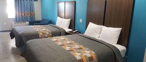 Quarto standard, 2 camas Queen, para não fumantes, cozinha americana | Ferros/tábuas de passar roupa, Wi-Fi de cortesia