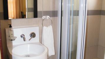 King Bedroom | Bathroom | Shower, towels