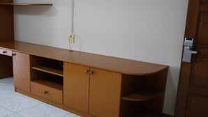 Un mueble de madera con tapa plana, un estante y dos cajones.