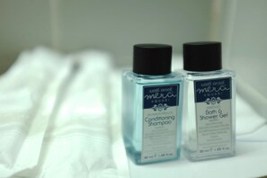 Douche, serviettes fournies, savon, shampoing