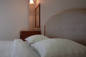 Studio | Living room | 32-inch LCD TV with digital channels, TV - Sripajak Mansion (Bangkok)