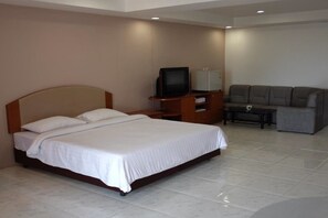 Superior Room | Living area | 32-inch LCD TV with digital channels, TV - Sripajak Mansion (Bangkok)