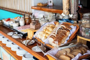 A buffet with various food items and condiments. - Costa Dourada Village (Maragogi)