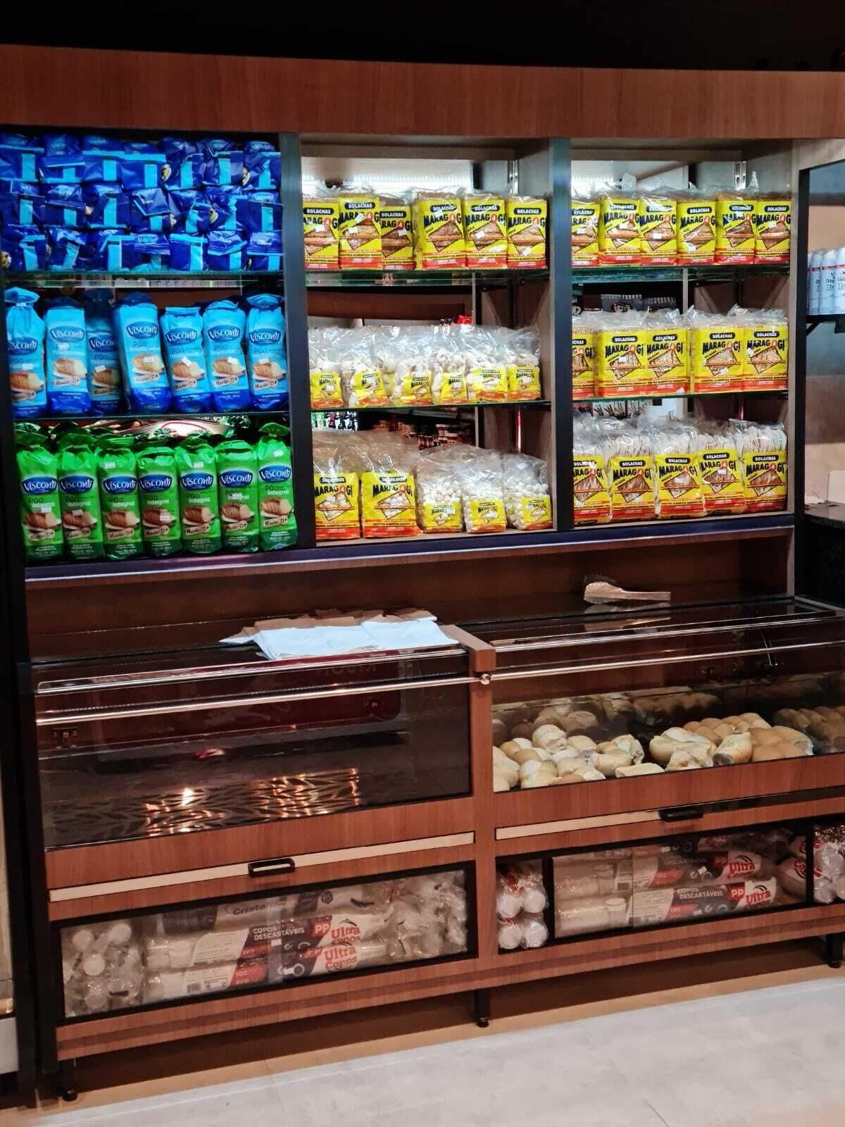 Una tienda de comestibles con estantes llenos de diversos productos alimenticios.