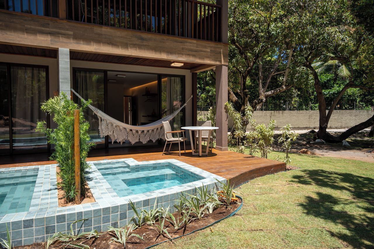 Ein modernes Haus mit Schwimmbad, Hängematte und Terrassenbereich.