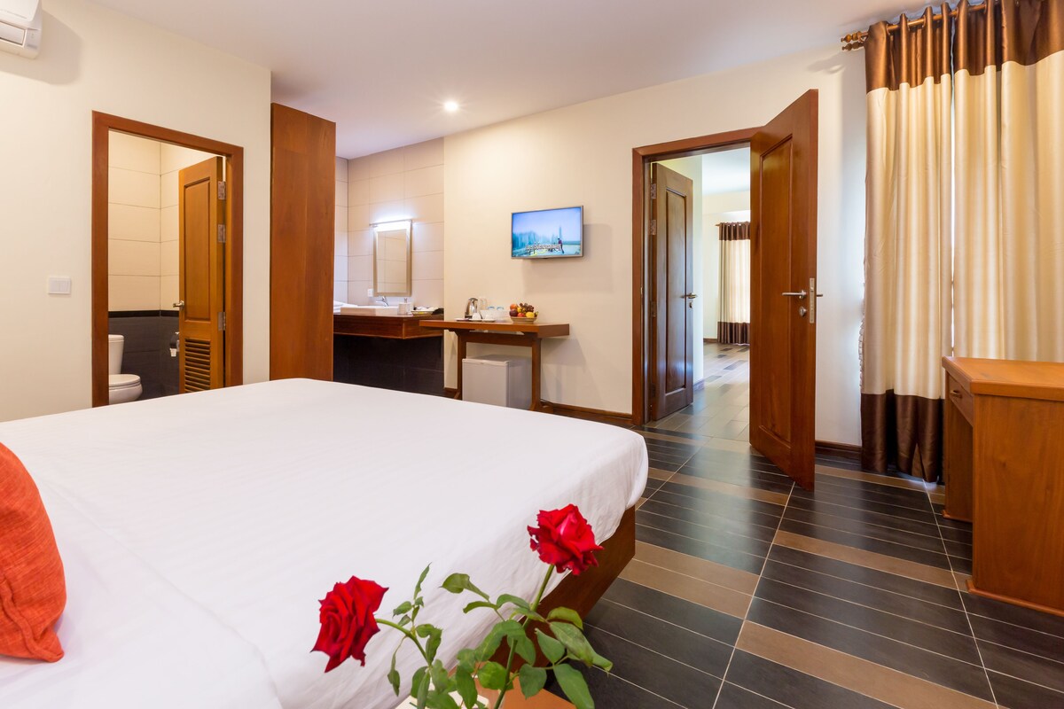 Select Comfort beds, minibar, in-room safe, individually decorated